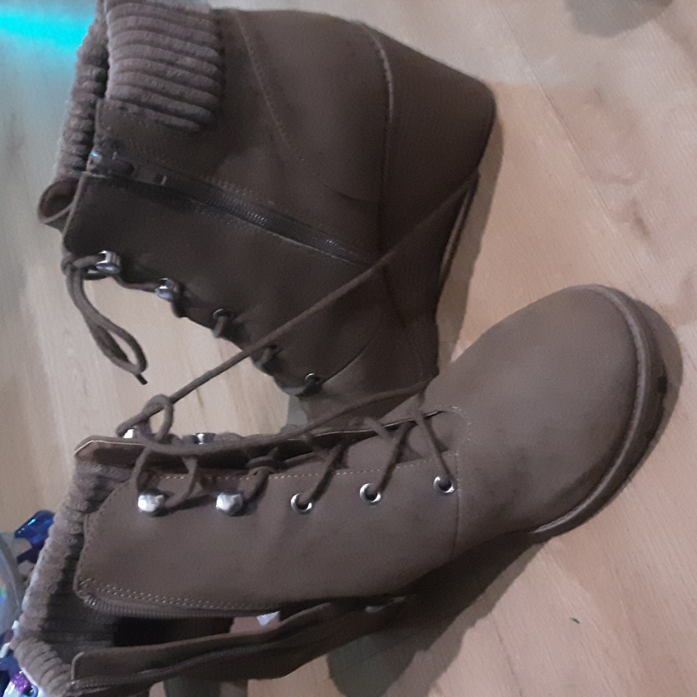 R2 brown wedges